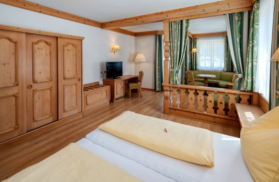 Großzügiges Zimmer mit Holzmöbeln und Couch