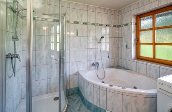 Badezimmer mit großer Eckbadewanne und Dusche