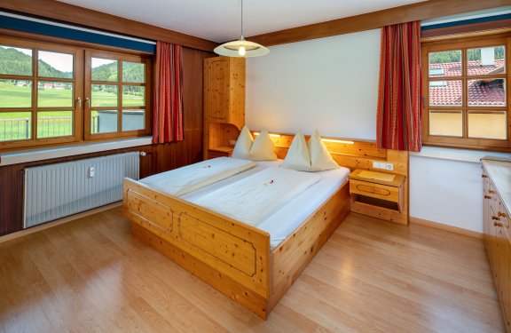 Gemütliches Schlafzimmer mit viel Tageslicht