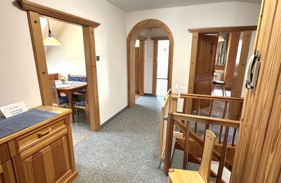 Flur mit viel Holz und gesicherter Treppe